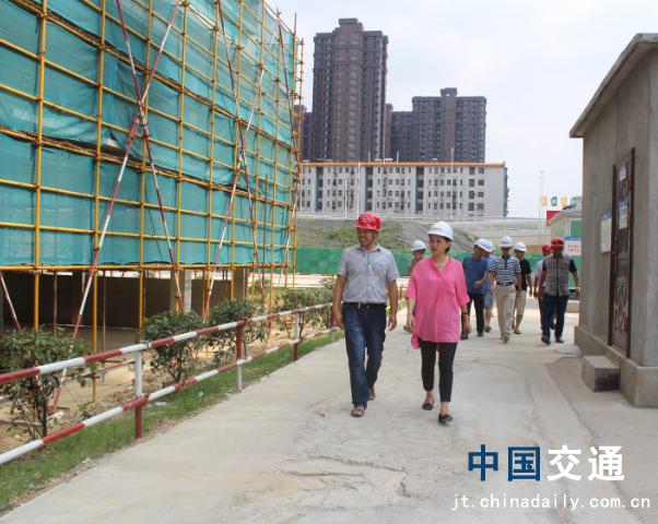 南昌市質(zhì)監(jiān)站領(lǐng)導(dǎo)蒞臨象湖隧道、九洲高架安置房項(xiàng)目檢查指導(dǎo)工作
